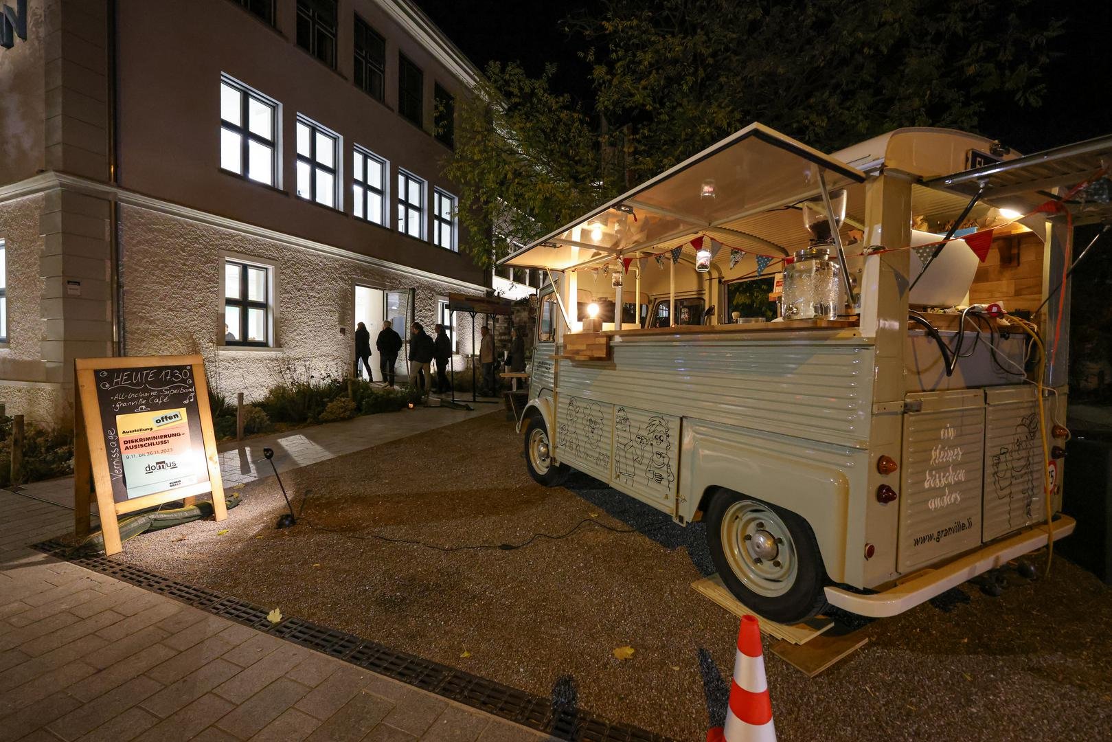 Domus Aussen_Ausstellung Diskriminierung_2023.jpg