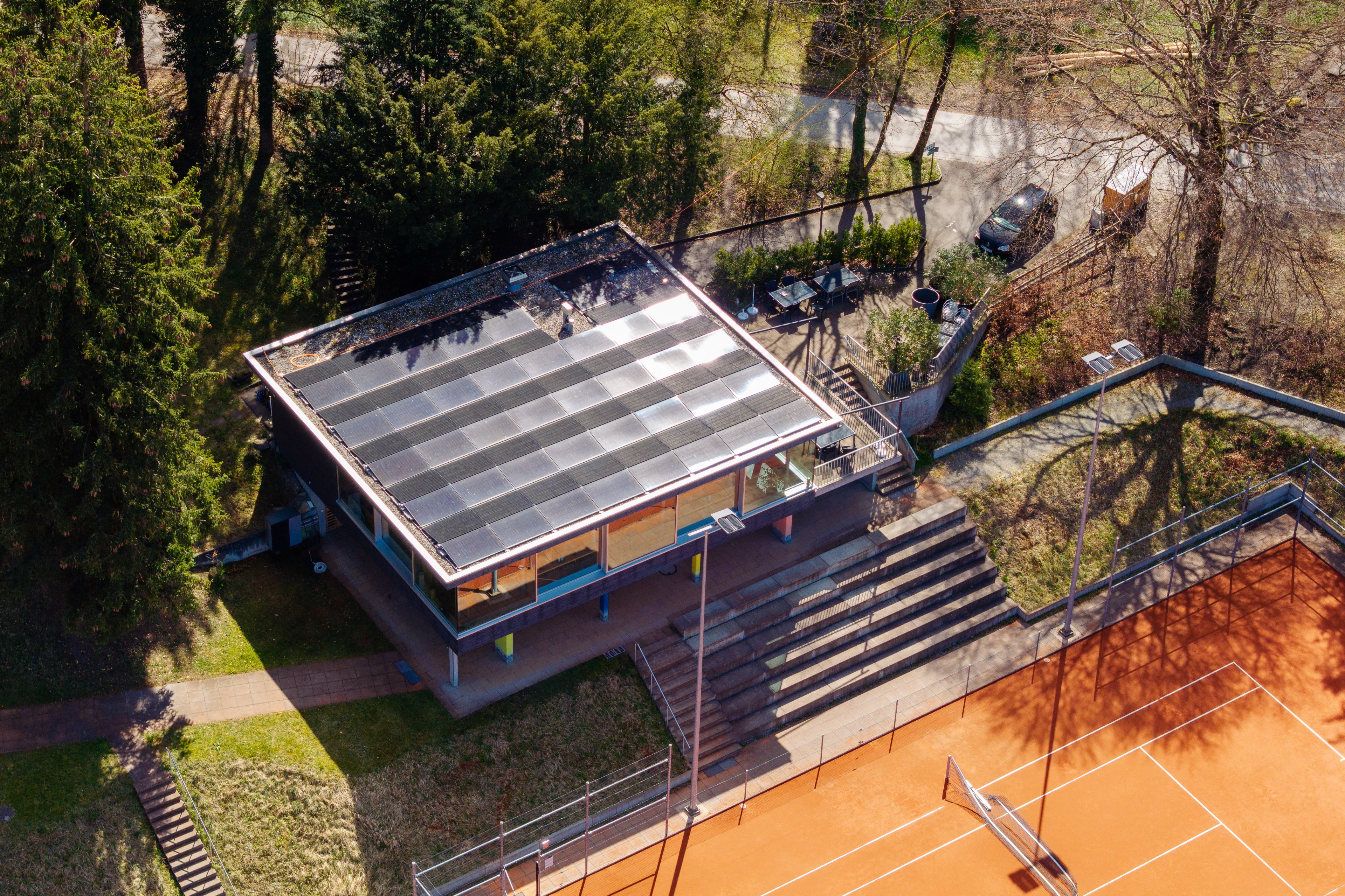 2025-04-02-Gemeinde-Schaan-PV-Anlage-Tennisplatz-Dux-Drohne-0008.JPG
