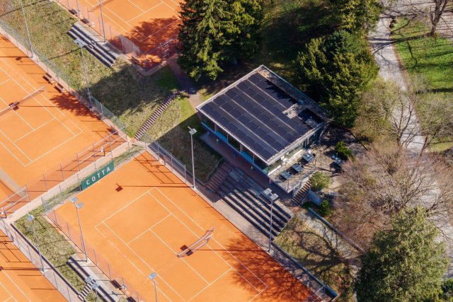 2025-04-02-Gemeinde-Schaan-PV-Anlage-Tennisplatz-Dux-Drohne-0002.JPG