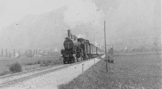 Dampflokomotive gegen Buchs fahrend geschnitten.JPG