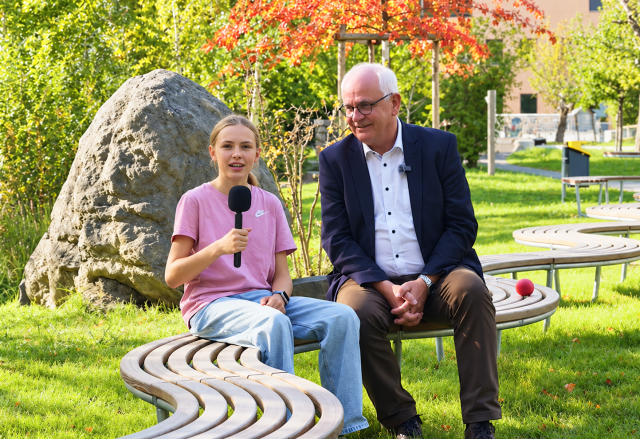 Parkinterview mit Kurvenbank.png