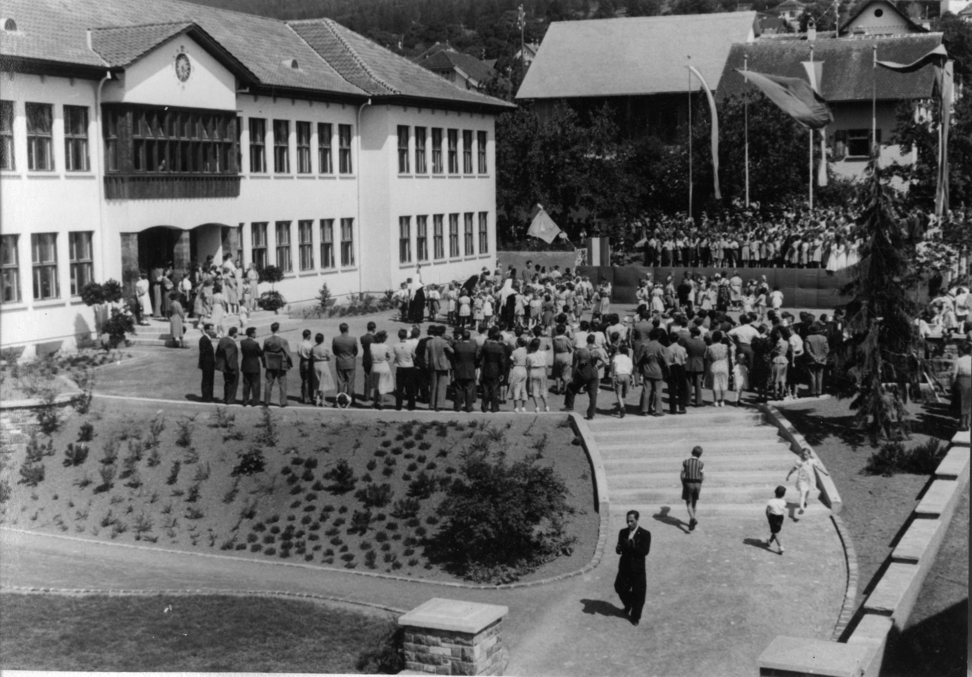 Schulhaus_Weihe nach Erweiterung_19500611.jpg