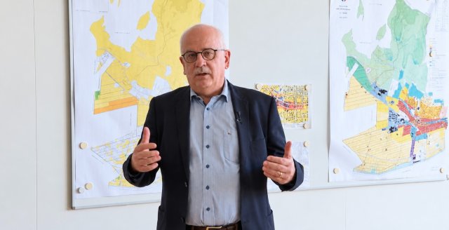 Vorsteher erklärt Stadtpläne (1).png