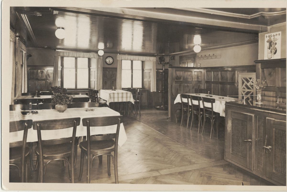 Privatarchiv Herta Hilti_Gaststube im Gasthaus Rössle in Schaan um 1930_Photo Caspar Davos.jpg