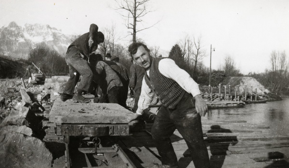 Rheineinbruch 1927_Gemeindevorsteher Ferdi Risch bei der Arbeit an der Dammbruchstelle_GAS DB 27_171.jpg